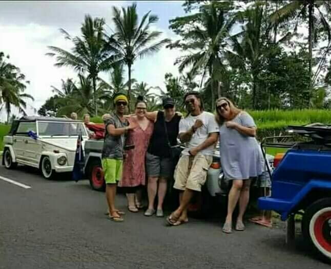 A honeymoon couple pulling over for photos on the coastal road to Uluwatu.